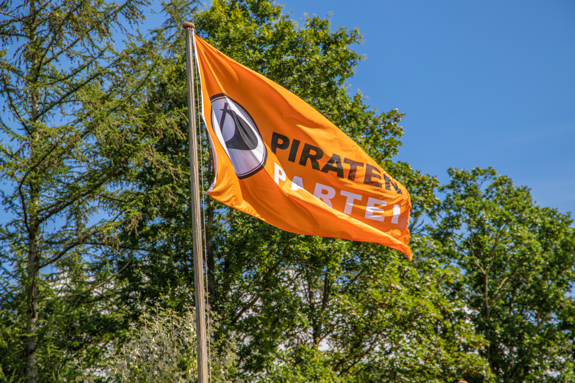 Piratenparteiflagge auf Tydal wehend im Wind