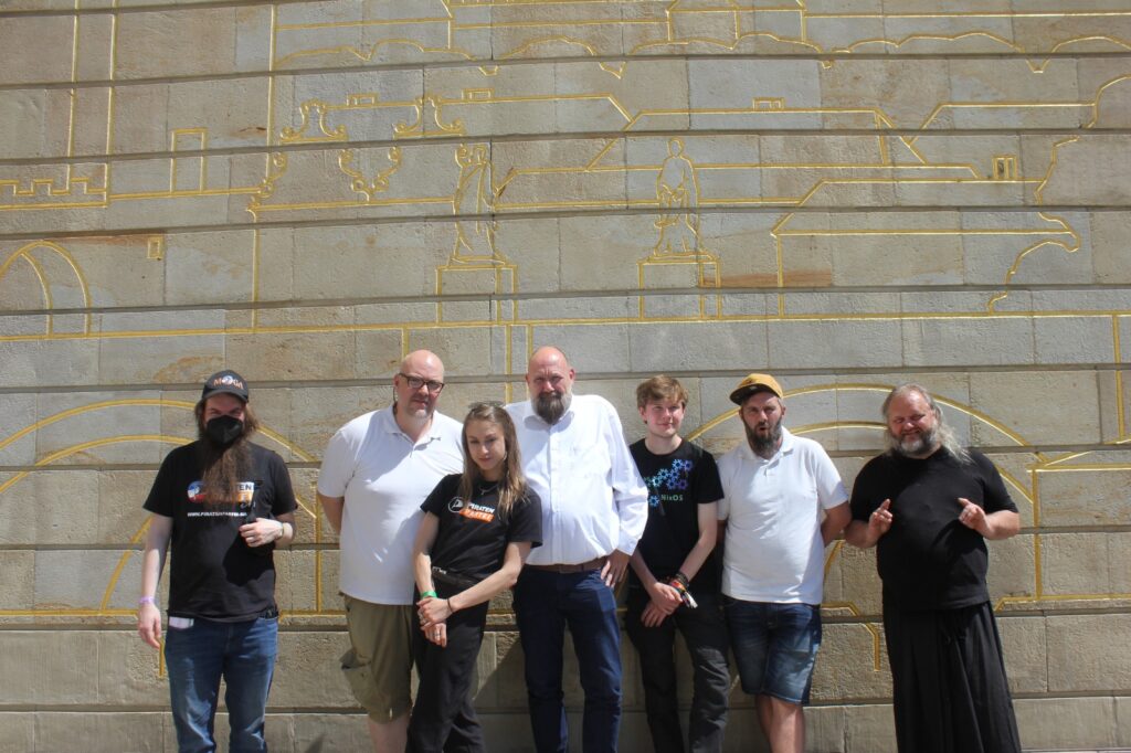 PiratenSH vor dem Magdeburger Skyline auf dem Tanzschulenbalkon