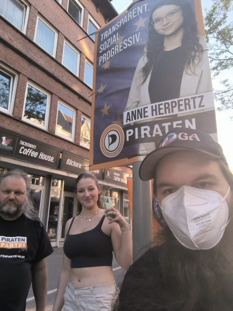 Kiki, Hartmut und Jonas beim Plakatieren der AnneEUWahlplakate in Neumünster