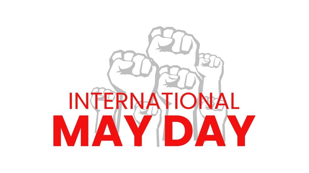 Internationaler 1. Mai Tag mit erhobenen Fäusten im Hintergrund