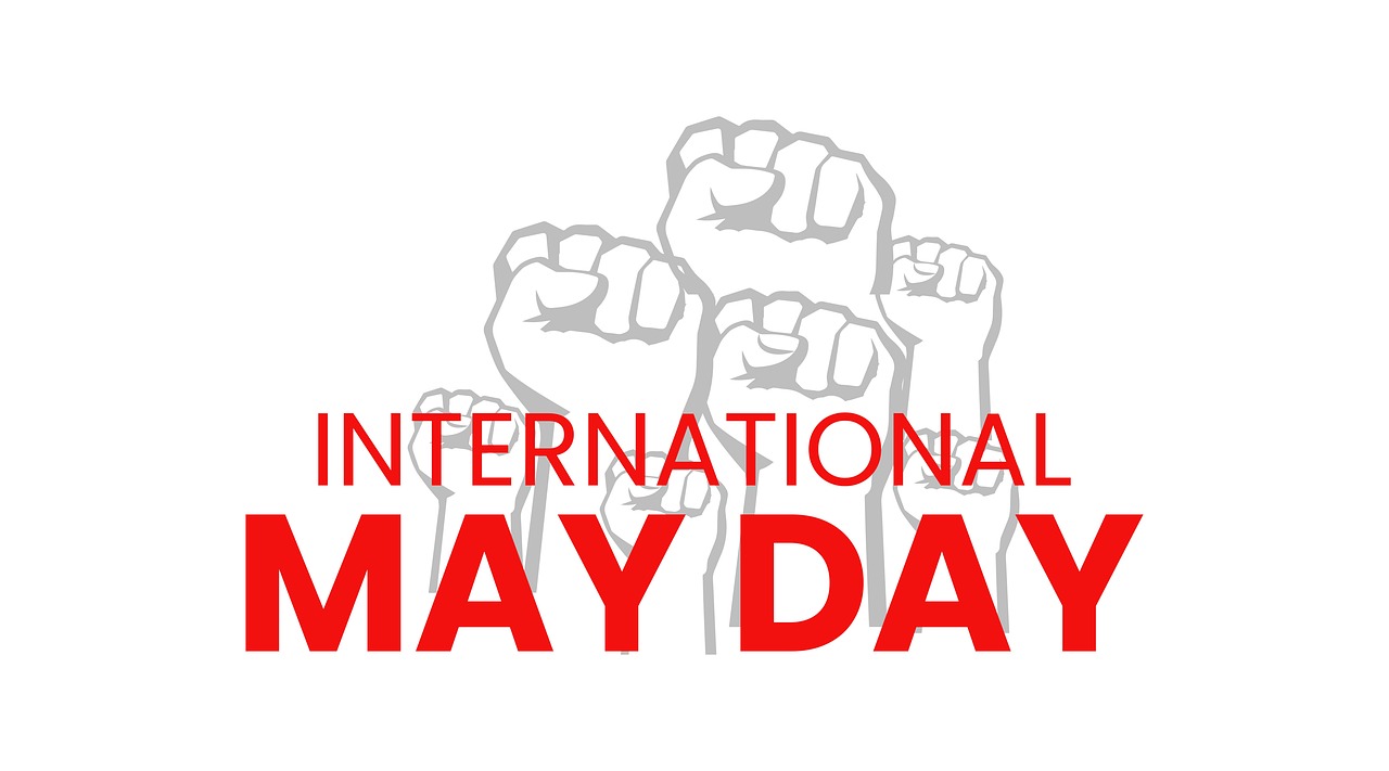 Internationaler 1. Mai Tag mit erhobenen Fäusten im Hintergrund