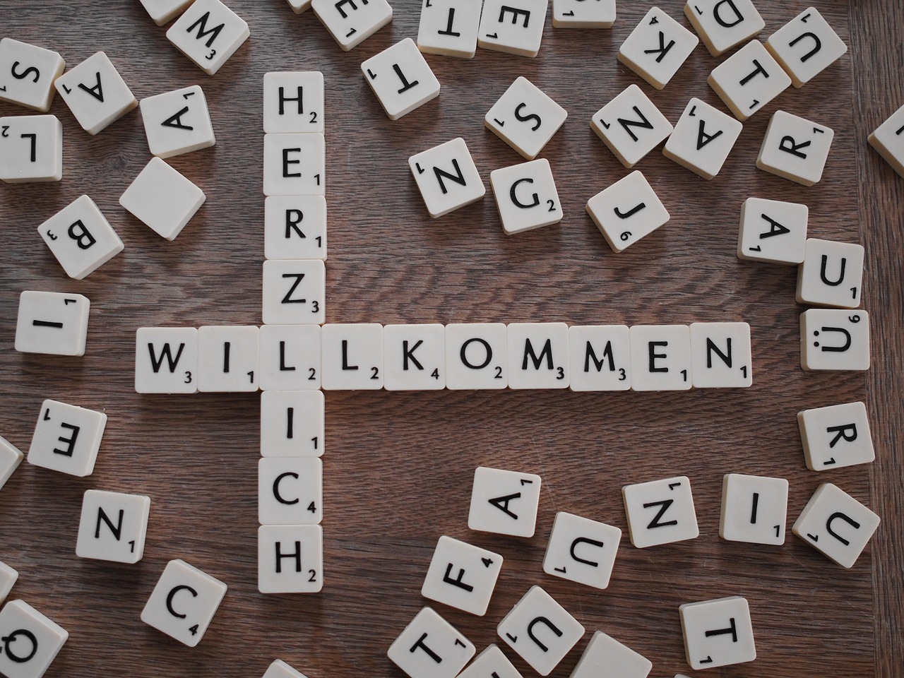 Herzlich Willkommen mit Scrabble Spielsteinen gelegt