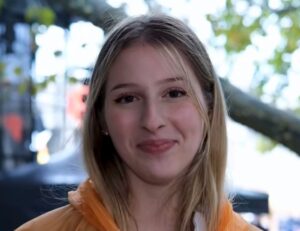 Mensch im Orangenem Pulli