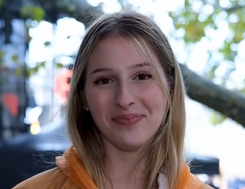 Mensch im Orangenem Pulli