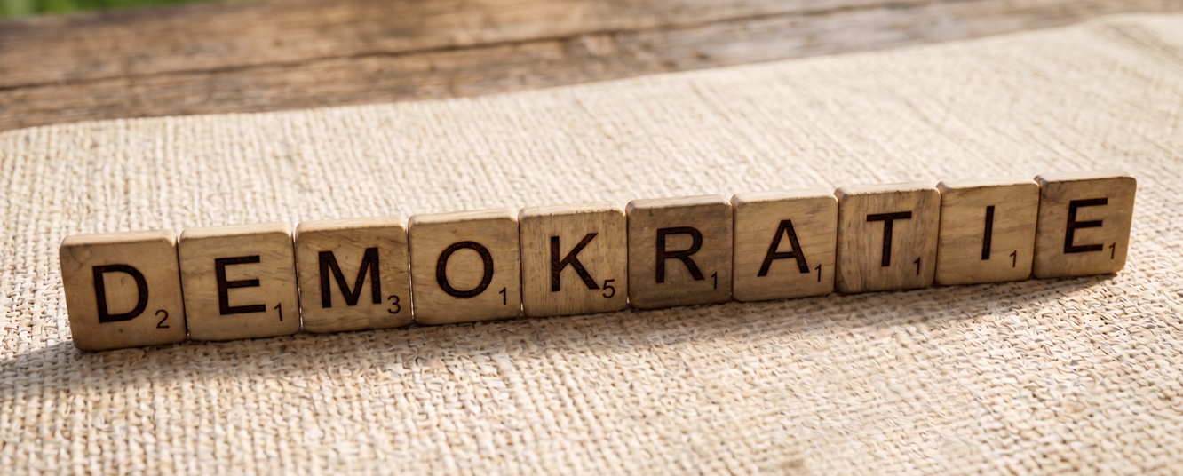 Scrabble gelegt: "Demokratie"