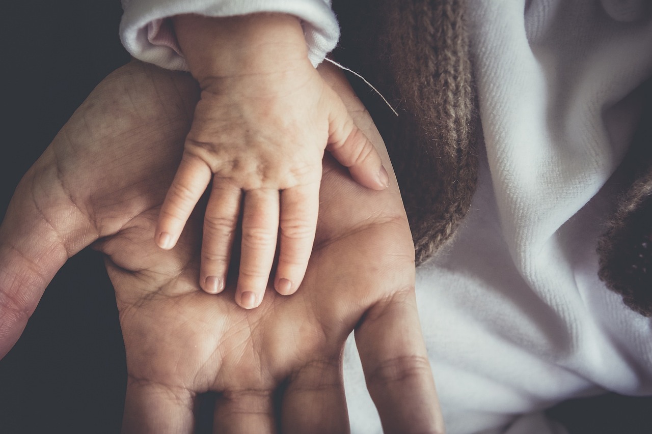 Kleine Hand in Großer